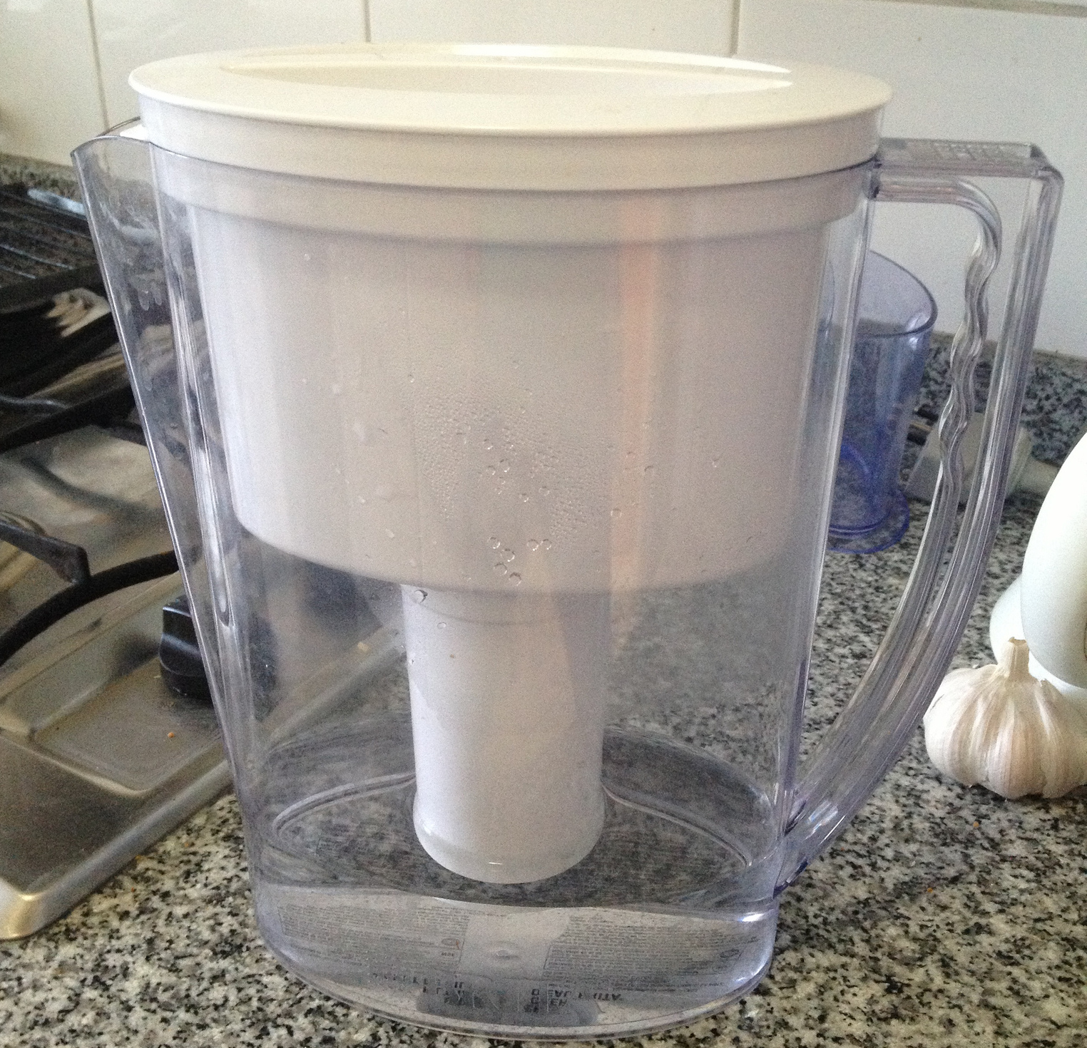 Dzbanek filtrujący wodę – jak z niego korzystać
