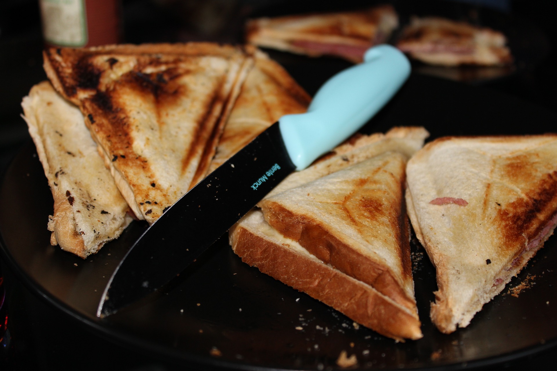 Toster zamykany – rodzaje opiekaczy i tosterów